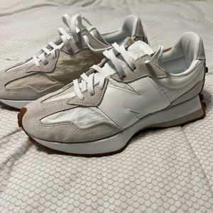 New Balance 327’s women’s sz9